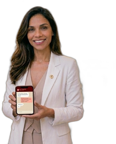 Especialista da clínica segurando o celular com o WhatsApp do ClinicaOS aberto, respondendo uma paciente automaticamente